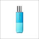 Eine blaue Biotherm-Flasche mit einer silbernen Kappe mit der Aufschrift "Biocils Waterproof". Die Flasche steht aufrecht vor einem schlichten weißen Hintergrund.