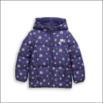 Lilafarbene Pufferjacke für Kinder mit Kapuze, Blumendruck und einem kleinen Herz auf der Brust auf weißem Hintergrund.