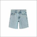 Hellblaue Jeansshorts mit ausgefransten Säumen, Vorder- und Gesäßtaschen und einem Knopfverschluss auf weißem Hintergrund.