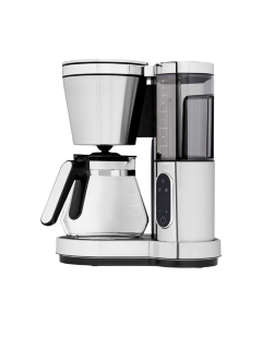 Eine moderne Filterkaffeemaschine aus Edelstahl mit Glaskanne, Wassertank und Bedienfeld, abgebildet vor weißem Hintergrund.