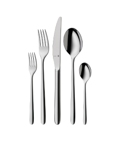 Fünf Besteckteile: eine Salatgabel, eine Essgabel, ein Messer, ein Suppenlöffel und ein Teelöffel, aufrecht auf einem schlichten weißen Hintergrund angeordnet.