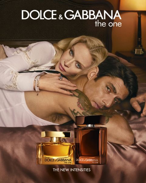 Ein Mann ohne Hemd und eine Frau in einem weißen Bikini liegen auf einem weißen Schwimmkörper in der Nähe von felsigem, blauem Wasser. Im Vordergrund stehen zwei hellblaue Parfümflaschen von Dolce & Gabbana. Der Text lautet "Dolce & Gabbana Light Blue.