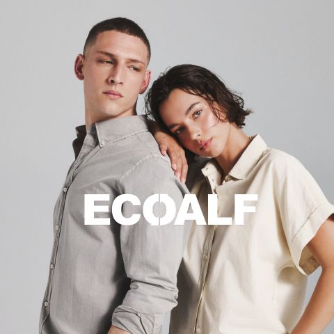 Ein Mann und eine Frau in neutralen Hemden posieren eng beieinander, der Text "ECOALF" ist in fetten weißen Buchstaben überlagert.