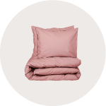 Draufsicht auf ein ordentlich gemachtes Bett mit einer hellbeigen Bettdecke und passenden Kissen auf weißem Hintergrund.