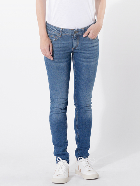 Eine Person, die eine blaue Röhrenjeans, ein weißes T-Shirt und weiße Turnschuhe trägt, steht vor einem schlichten weißen Hintergrund. Das Gesicht der Person ist nicht zu sehen; nur der Körper von den Schultern abwärts ist abgebildet.