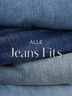 Nahaufnahme von gestapelten Bluejeans in verschiedenen Waschungen mit dem Schriftzug "ALLE Jeans Fits" in weißer Schrift, die über das Bild gelegt ist.