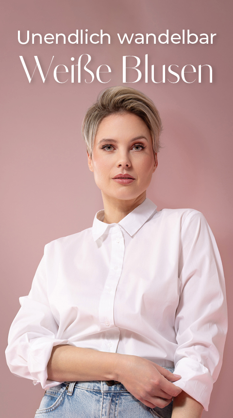 Eine Person mit kurzen Haaren trägt eine weiße Bluse und Jeans vor einem rosa Hintergrund. Der Text darüber lautet „Unendlich wandelbar Weiße Blusen.“.