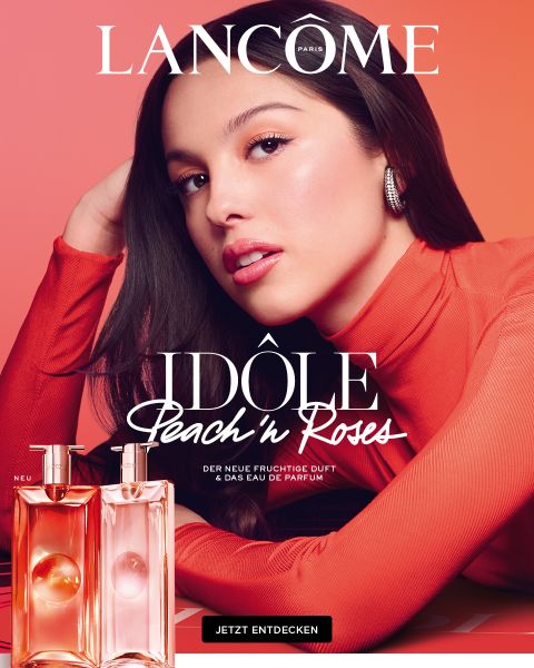 Werbung für Lancômes Parfüm „La Vie Est Belle“. Zwei lächelnde Frauen, von denen eine eine Flasche hält. Der Text enthält „La vie est belle“ und „Mach das Leben schön“. Außerdem wird erwähnt, dass man den neuen Duft „L'Extrait“ auf Deutsch ausprobieren wird.