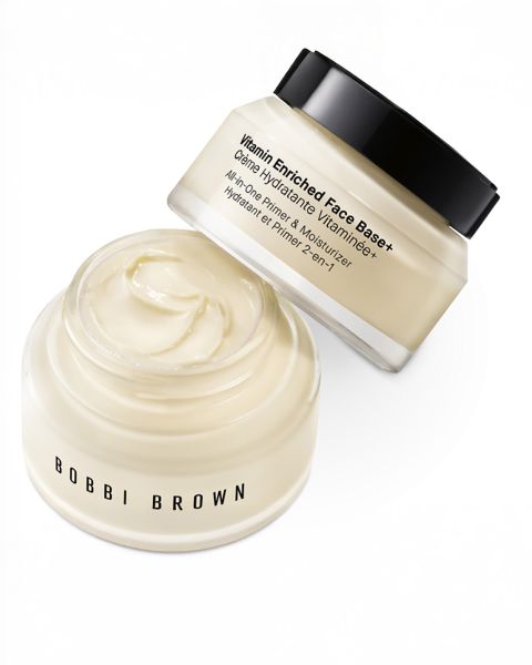 Eine Auswahl langanhaltender Creme-Lidschattenstifte von Bobbi Brown in verschiedenen Farbtönen, horizontal auf einer strukturierten Oberfläche präsentiert. Jeder Stift ist geöffnet und gibt die cremigen Farben frei. Der Markenname ist auf den Kappen sichtbar.