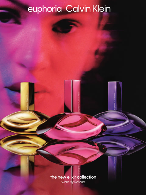 Vier mattierte Flaschen von Calvin Klein CK One sind vor einem hellen Hintergrund zu sehen. Die Flaschen tragen den grauen „ck one“-Schriftzug und silberne Verschlüsse.