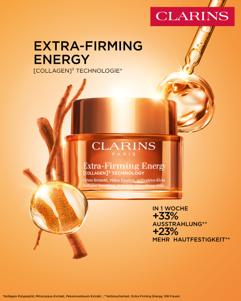 Zwei Clarins-Hautpflegetiegel mit den Aufschriften „Extra-Firming Jour“ und „Extra-Firming Nuit“ hängen vor einem orangefarbenen Hintergrund mit Farbverlauf. Weiße Blüten und eine grüne Samenkapsel umspielen sie. Der Text hebt die Vorteile von Kollagen und eine um 53 % gesteigerte Festigkeit hervor.