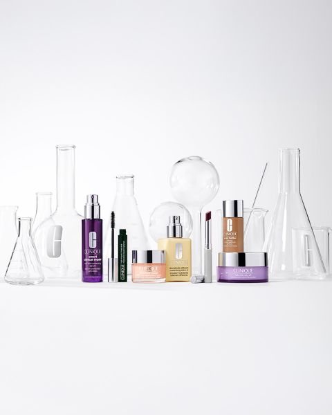 Eine Gruppe von Clinique-Hautpflegeprodukten auf weißem Hintergrund. Die Kollektion umfasst Cremes, Seren und Gele. Der deutsche Text hebt hervor, dass die Produkte allergiegetestet und 100 % parfümfrei sind.