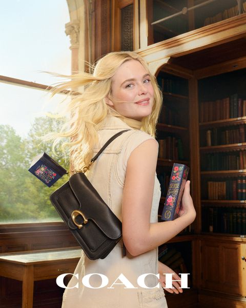 Eine Person hält eine weiße Handtasche und trägt einen rosa Strickpullover und Haarschmuck. Im Hintergrund sind ein blauer Himmel und eine Dachlandschaft zu sehen. Der Text auf dem Bild lautet „Youngji Lee“ und „Coach“.