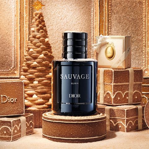 Ein Flakon des Parfüms „Dior Sauvage Extrait“ mit schwarzem Verschluss, vor einem schlichten weißen Hintergrund.