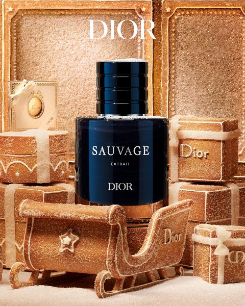 Johnny Depp posiert mit verschränkten Armen in einer Werbeanzeige für das Parfüm „Dior Sauvage Extrait“.