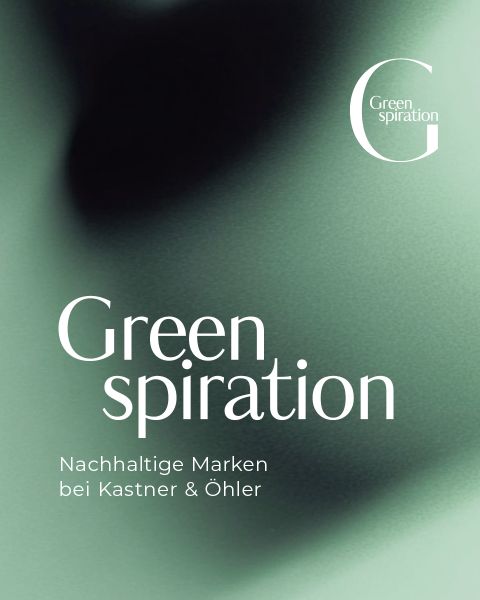 Grüner, abstrakt strukturierter Hintergrund mit dem Text: "Greenspiration. Nachhaltigkeit bei Kastner & Öhler" in weißer Schrift.