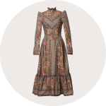 Ein ärmelloses, rosarotes Dirndlkleid mit tailliertem Mieder, Knopfleiste und passender Schärpe, die in der Taille gebunden wird, auf weißem Hintergrund.