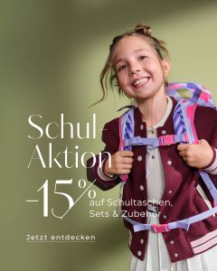 Lächelndes Mädchen mit Rucksack und kastanienbrauner Jacke, mit deutschem Text, der für einen Schulausverkauf von 20% auf Taschen, Sets und Accessoires wirbt.