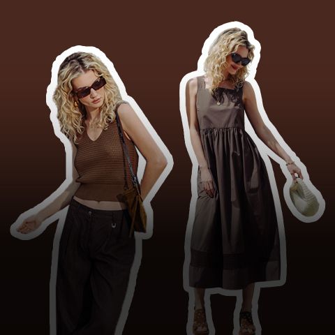 Zwei Frauen mit lockigem blondem Haar tragen braune Sommerkleider: die eine in einem gestrickten Crop-Top und einer Hose, die andere in einem ärmellosen Midikleid mit Hut.