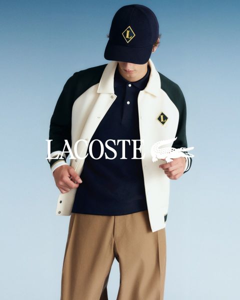Vier Models posieren im Freien in Lacoste-Outfits vor einem blauen Himmel. Von links nach rechts: eine Person im Trenchcoat, eine Person in Pullover und Hose, eine Person in Weste und Rock und eine Person im Trainingsanzug. Das Lacoste-Logo befindet sich unten.