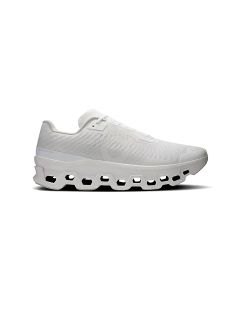 Weißer, sportlicher Laufschuh mit Mesh-Obermaterial, Schnürung und markanter, gepolsterter Sohle mit mehreren quadratischen Segmenten.