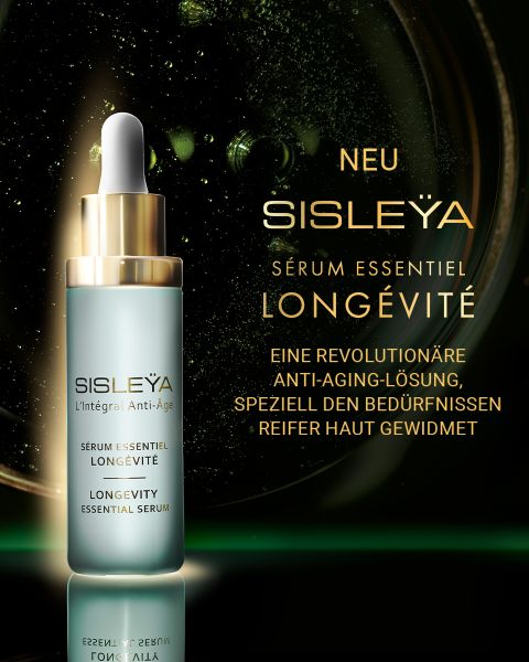 Eine Flasche Sisleÿa L'Intégral Anti-Âge Longevity Essential Serum steht aufrecht mit einem goldenen Tropfverschluss vor einem grün und schwarz leuchtenden Hintergrund mit Blasen. Daneben ist ein deutscher und französischer Produkttext abgebildet.