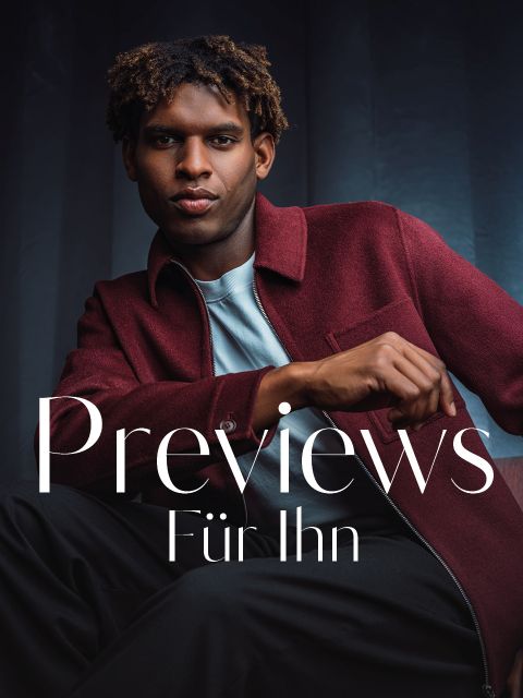 Ein Mann in einer bordeauxroten Jacke und einem hellblauen Hemd sitzt selbstbewusst da; auf dem Bild steht: „Preview Für Ihn“.