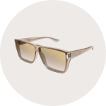 Beige Sonnenbrille mit quadratischem Rahmen und braunen Verlaufsgläsern, Schrägansicht vor hellem Hintergrund.