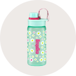 Eine mintgrüne Wasserflasche mit rosa Deckel, verziert mit weißen und gelben Gänseblümchenmustern. Der Schriftzug „Eiertag“ ist in Rosa auf der Seite aufgedruckt, und am Deckel ist ein rosa Band befestigt.