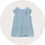Hellblaues Babykleid aus Rippenstrick mit kurzen Ärmeln und Faltenrock. Es verfügt über eine dekorative Schleife mit kleiner Verzierung auf der linken Schulter. Das Kleid ist auf einem schlichten, kreisförmigen Hintergrund abgebildet.