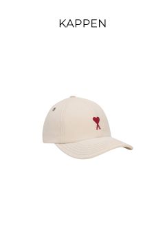 Eine beige Baseballkappe mit einem roten Herz und dem aufgestickten Buchstaben „A“ auf der Vorderseite, abgebildet auf schlichtem weißem Hintergrund. Über der Kappe steht in fetten schwarzen Buchstaben das Wort „KAPPEN“.