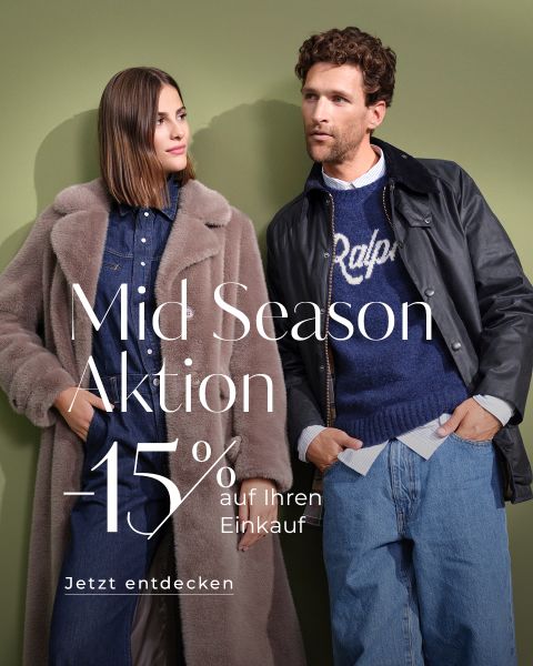 Eine Frau in einem braunen Kunstpelzmantel und ein Mann in einer Lederjacke und einem blauen Pullover posieren vor einem grünen Hintergrund. Der eingeblendete Text in deutscher Sprache wirbt für einen Rabatt von 15 % bei einem Ausverkauf in der Mitte der Saison.
