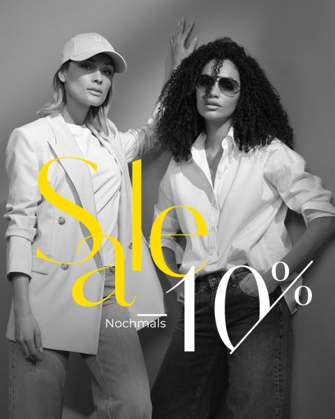 Zwei Frauen in stylischen Freizeit-Outfits posieren selbstbewusst; die eine trägt Cap und Blazer, die andere Sonnenbrille und weißes Shirt. Eingelegter Text: „Sale nochmals 10%.“ Das Bild ist schwarz-weiß mit gelb-weißem Text.