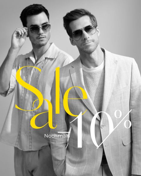 Zwei Männer mit Sonnenbrillen und hellen Outfits posieren selbstbewusst. Auf dem Schwarz-Weiß-Bild ist in stilvoller Schriftart der Text „Sale 10% Nochmals“ eingeblendet.