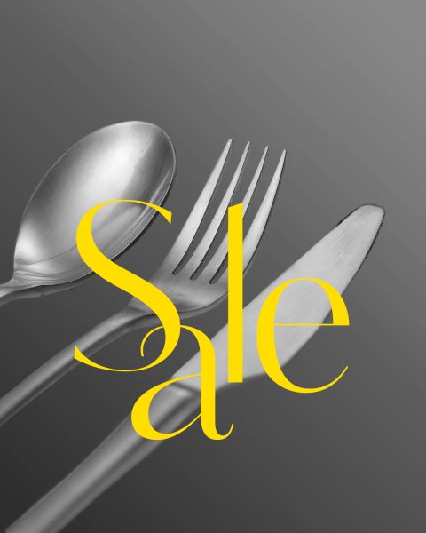 Ein Löffel, eine Gabel und ein Messer auf grauem Hintergrund mit dem Wort „Sale“ in großem gelben Text darüber.
