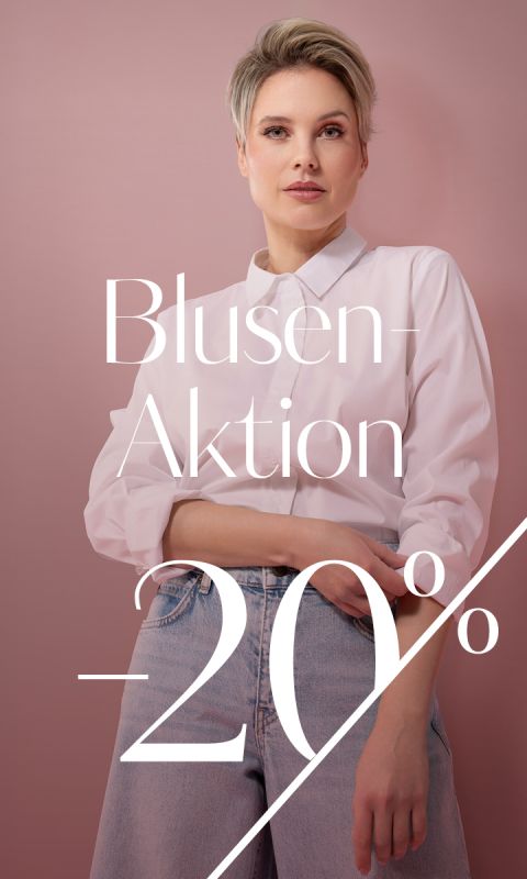 Eine Person in weißer Bluse und hellen Jeans steht vor rosa Hintergrund. In großen weißen Buchstaben steht „Blusen-Aktion -20%“, was auf einen Rabatt von 20 % auf Blusen hinweist.