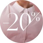 Eine Nahaufnahme einer Person, die ein weißes Hemd mit Kragen trägt, auf dem in großer weißer Schrift „-20 %“ steht, was einen Rabatt von zwanzig Prozent bedeutet.