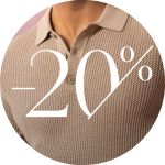 Eine Nahaufnahme einer Person, die ein beiges Poloshirt aus strukturiertem Strick trägt. Über das Bild ist deutlich „-20 %“ geschrieben, was auf einen Rabatt von 20 Prozent hinweist.