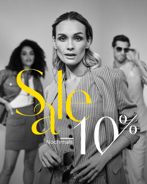 Drei stilvoll gekleidete Models posieren selbstbewusst auf einem Schwarz-Weiß-Foto. In kräftigem Gelb und Weiß steht „Sale 10%“ und „Nochmal“, was auf eine Mode-Verkaufsaktion hinweist.
