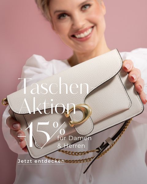 Eine lächelnde Frau in weißer Bluse hält eine hellbeige Handtasche mit goldener Kette und Verschluss. Weißer deutscher Text auf dem Bild wirbt für 15 % Rabatt auf Taschen für Damen und Herren.