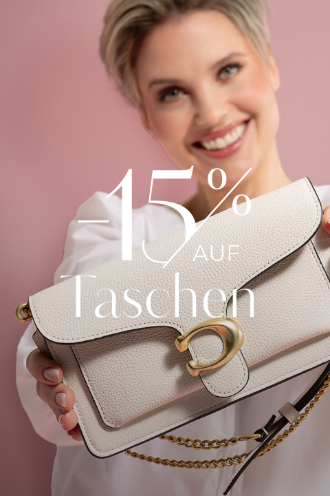 Eine lächelnde Frau hält eine elegante weiße Handtasche mit goldenem Verschluss und Kette hoch; der darüber gelegte Text lautet „15 % auf Taschen“ auf rosa Hintergrund und wirbt für 15 % Rabatt auf Taschen.