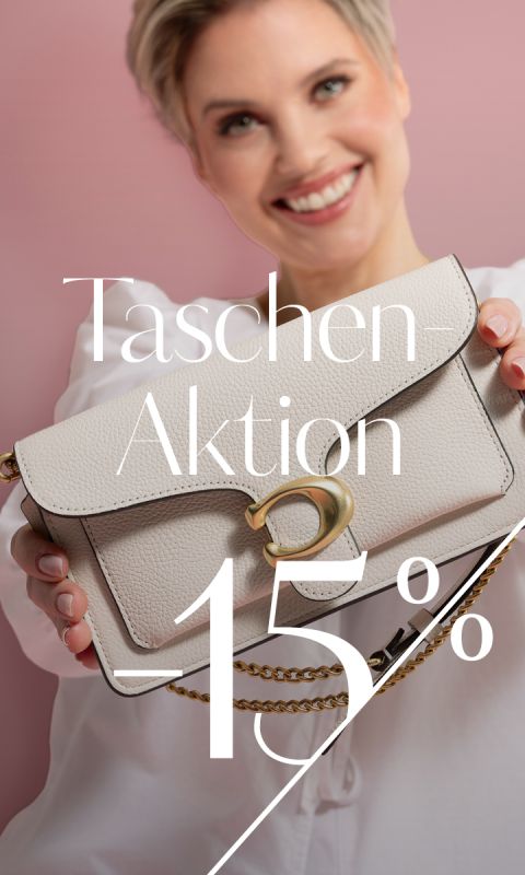 Lächelnde Frau hält eine weiße Handtasche mit goldenem Verschluss und Kette vor rosa Hintergrund. Der darüber gelegte Text lautet „Taschen Aktion 15%“.