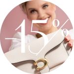 Lächelnde Frau mit einer beigefarbenen Handtasche vor einem rosafarbenen Hintergrund. Über das Bild steht in großen weißen Buchstaben „-15 %“, was auf ein Angebot mit 15 % Rabatt hinweist.