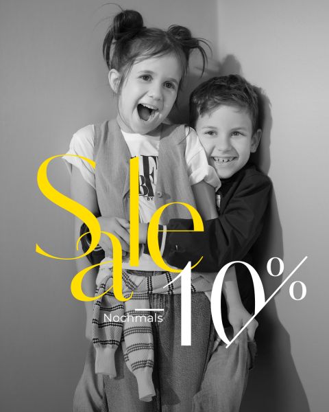 Schwarzweißfoto von zwei lächelnden Kindern, die sich an einer Wand umarmen, mit großer gelb-weißer Textüberlagerung, auf der steht: „Sale 40 % Nochmals.“.