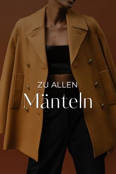 Eine Person trägt einen eleganten kamelfarbenen Mantel über einem schwarzen Oberteil und einer dunklen Hose und steht vor einem braunen Hintergrund. Der deutsche Text „Zu allen Mänteln“ ist über das Bild gelegt.
