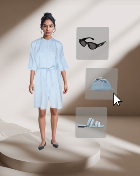 Eine Frau in einem hellblauen Kleid steht auf einem runden Podest. Rechts von ihr sind Bilder einer schwarzen Sonnenbrille, einer hellblauen Clutch und hellblauer Slipper als auswählbare Accessoires zu sehen.