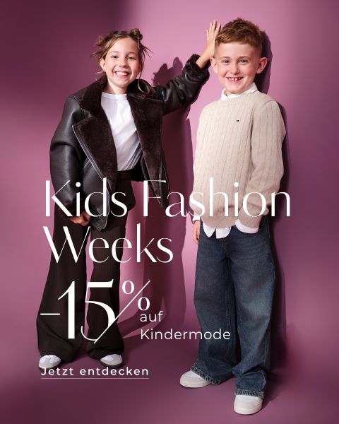 Zwei lächelnde Kinder posieren vor einem rosafarbenen Hintergrund und tragen stilvolle Outfits. Der Text über dem Bild lautet: "Kids Fashion Weeks -15% auf Kindermode. Jetzt entdecken.