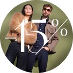 Eine elegante Frau in einem hellbraunen Pelzmantel und ein Mann in einer braunen Jacke und mit Sonnenbrille stehen zusammen, wobei "-15%" in großer weißer Schrift überlagert wird. Der Hintergrund ist ein gedämpfter grüner Kreis.
