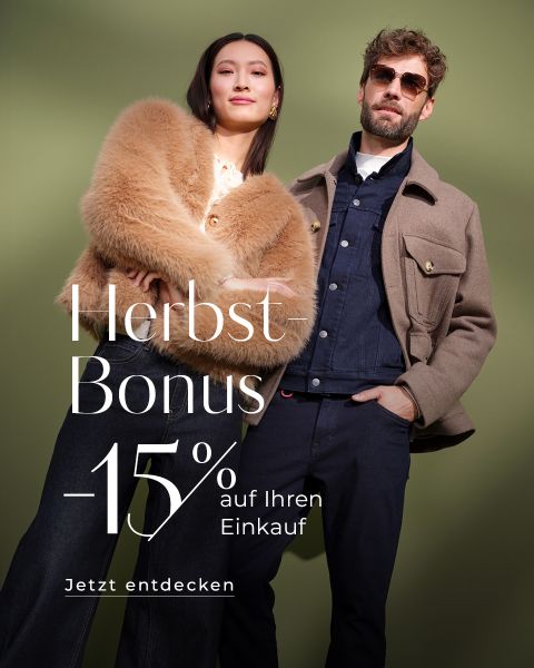 Eine elegante Frau in einem hellbraunen Pelzmantel und ein Mann mit Sonnenbrille und brauner Jacke posieren vor einem olivgrünen Hintergrund. Der Text auf Deutsch wirbt für einen "Herbst-Bonus" mit 15 % Rabatt auf Ihren Einkauf.
