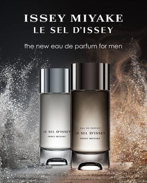 Zwei Flakons des Eau de Parfum für Herren von Issey Miyake Le Sel d'Issey stehen nebeneinander vor einem dramatischen Hintergrund aus wirbelndem Wasser und Feuer, darüber ein fetter Text, der für den Duft wirbt.
